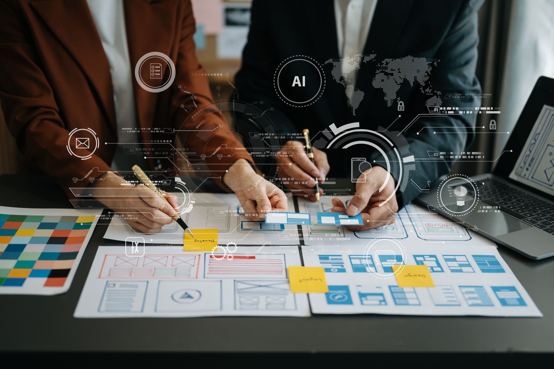 Nahaufnahme des UI-Entwicklerteams beim Brainstorming zu ihrem Projekt mit Laptop, Smartphone und digitalem Tablet. Kreative Agentur für digitale Entwicklung. mit virtuellen Icons